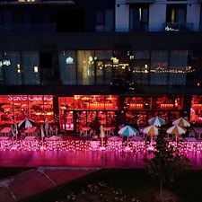 Dcoration-terrasse-restaurant-Laval-effet-wow-en-lumires-roses 8